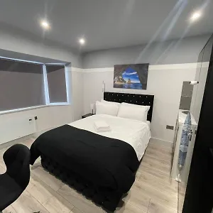 Letzi Premium Cozy Retreat Private En-suite Rooms, Heathrow Airport Guest house