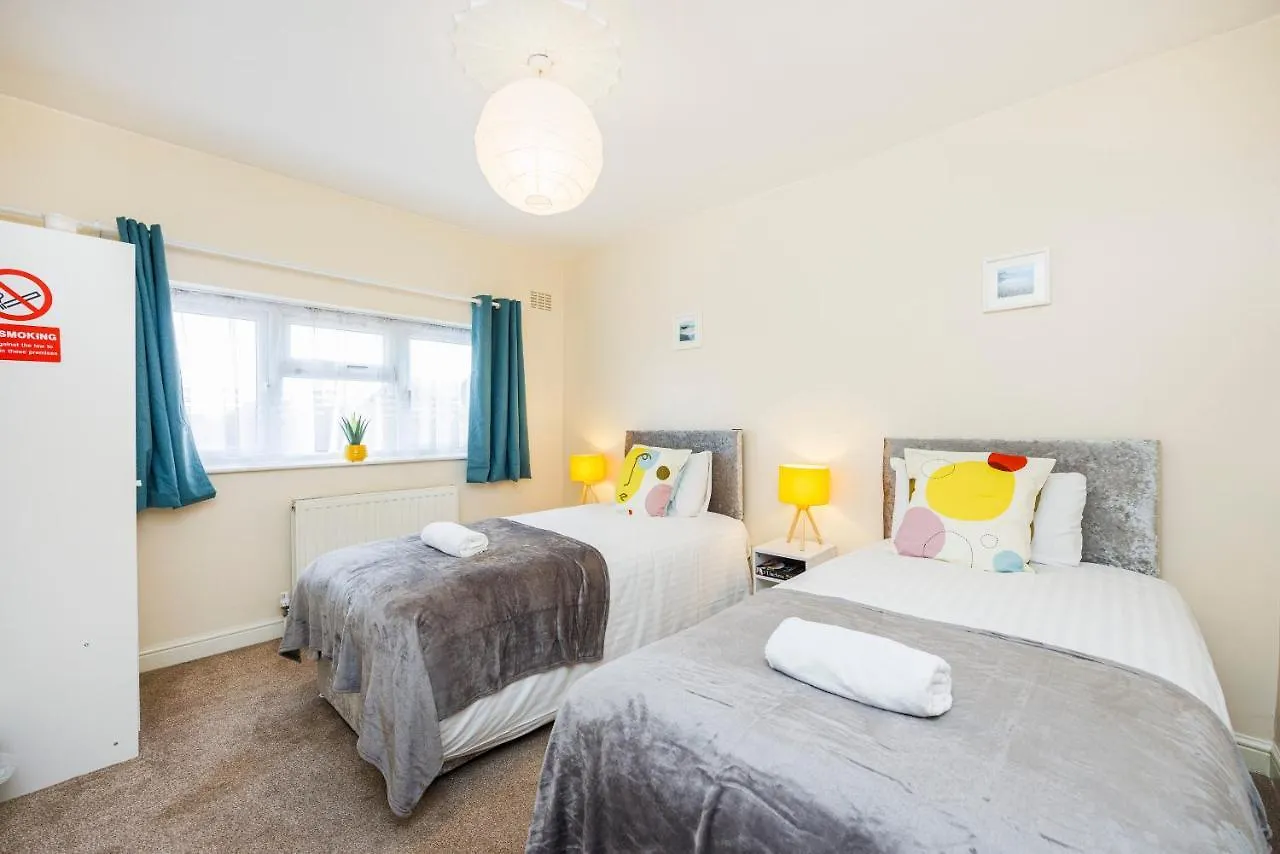 3 Bedroom House W Parking Close To Shops Goodmayes Apartment