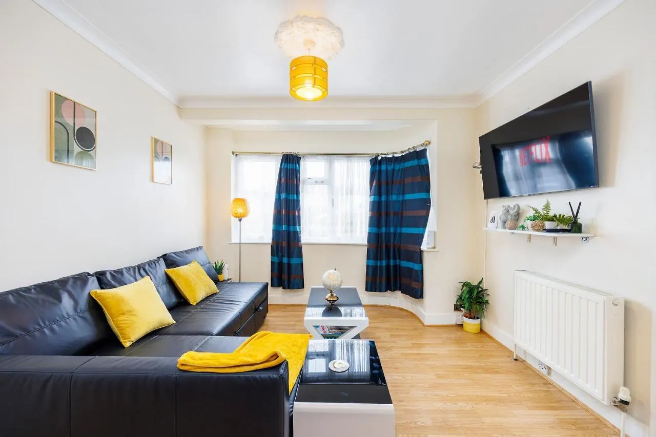 3 Bedroom House W Parking Close To Shops Goodmayes 0*,