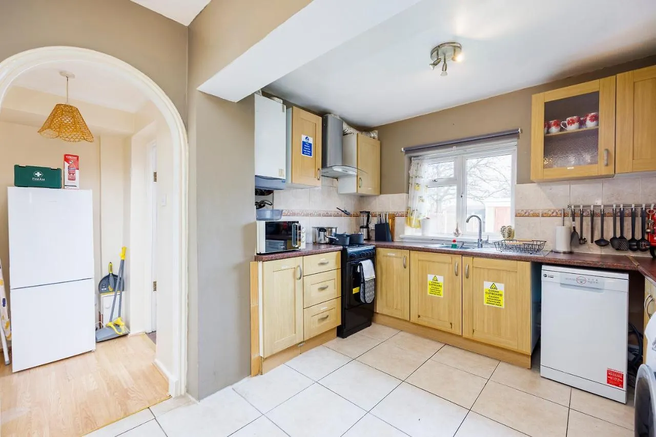 Apartment 3 Bedroom House W Parking Close To Shops Goodmayes United Kingdom