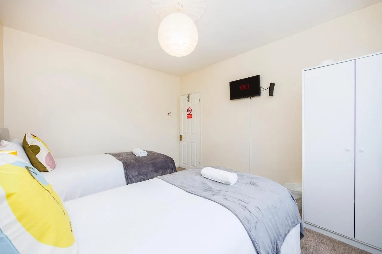 3 Bedroom House W Parking Close To Shops Goodmayes Apartment