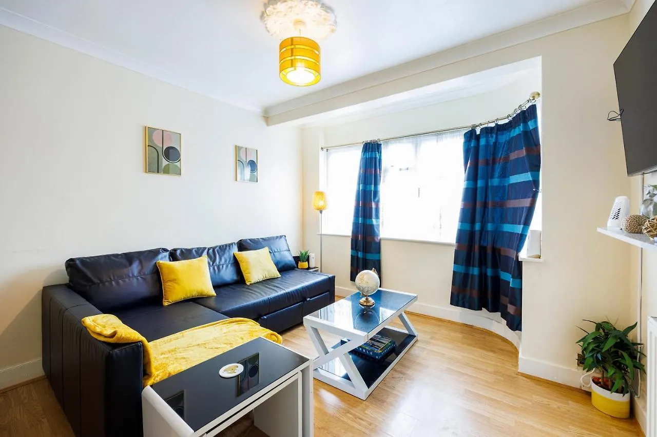 Apartment 3 Bedroom House W Parking Close To Shops Goodmayes
