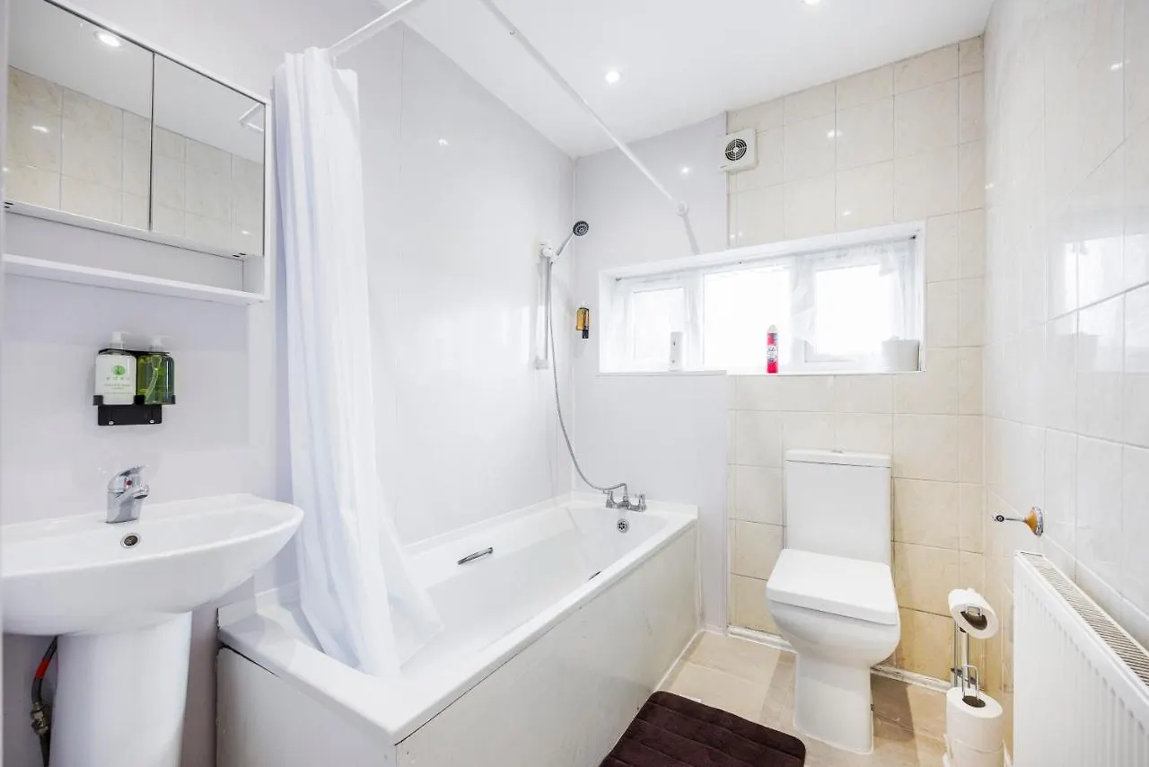 Apartment 3 Bedroom House W Parking Close To Shops Goodmayes