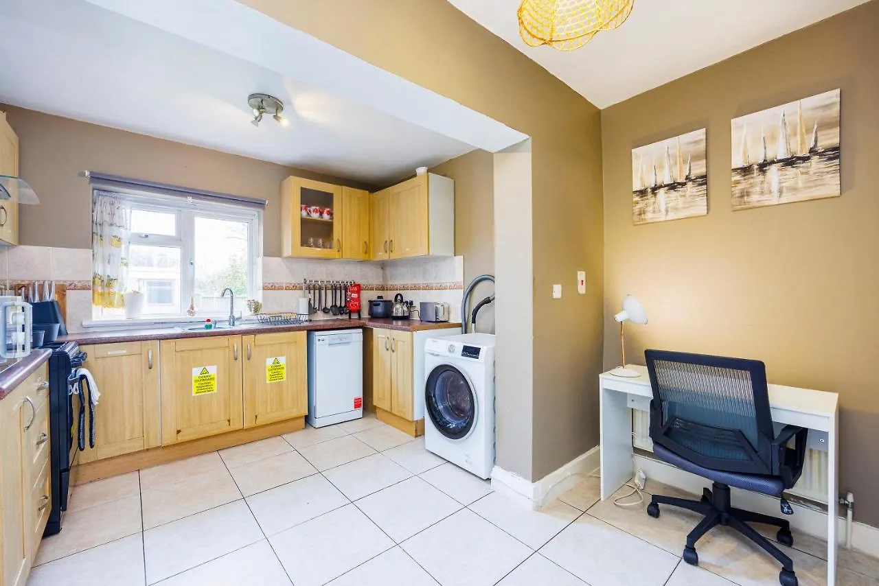 3 Bedroom House W Parking Close To Shops Goodmayes Apartment