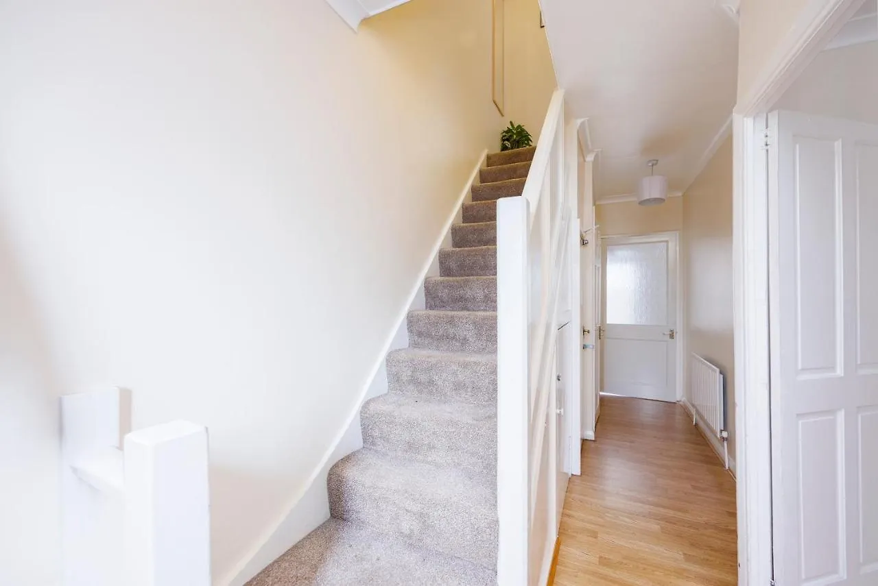 Apartment 3 Bedroom House W Parking Close To Shops Goodmayes United Kingdom