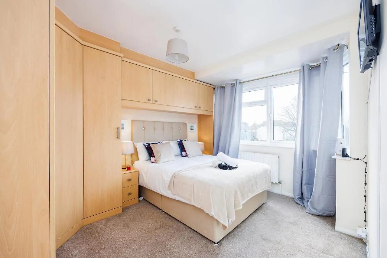 3 Bedroom House W Parking Close To Shops Goodmayes United Kingdom