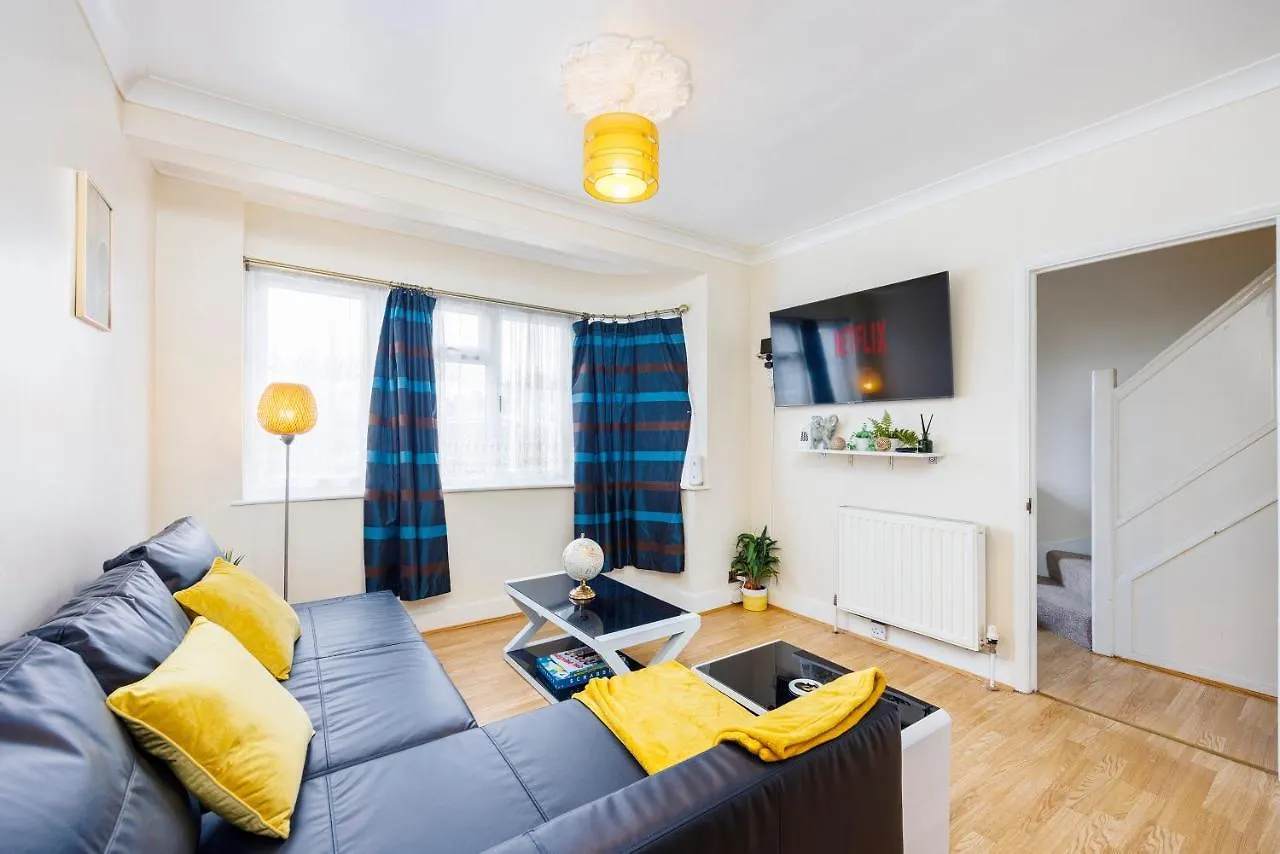 3 Bedroom House W Parking Close To Shops Goodmayes Apartment